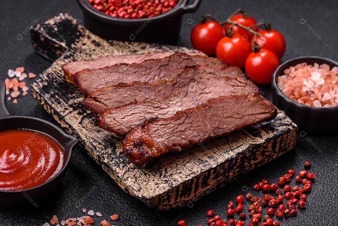 A imagem mostra um lombo suíno assado e fatiado.