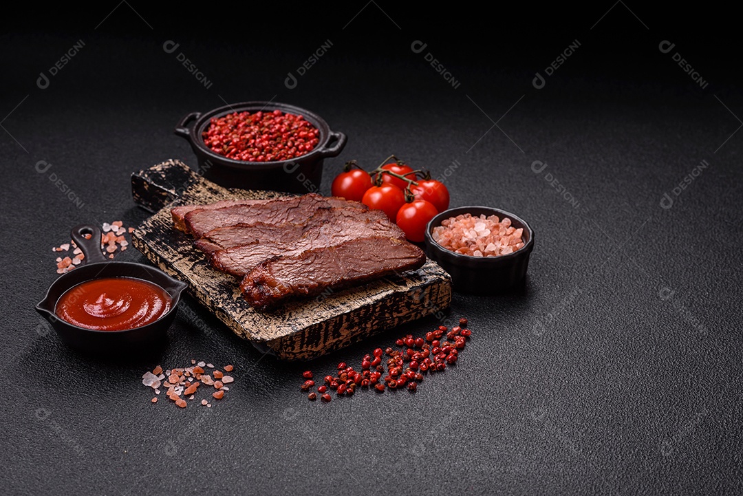 A imagem mostra um lombo suíno assado e fatiado.