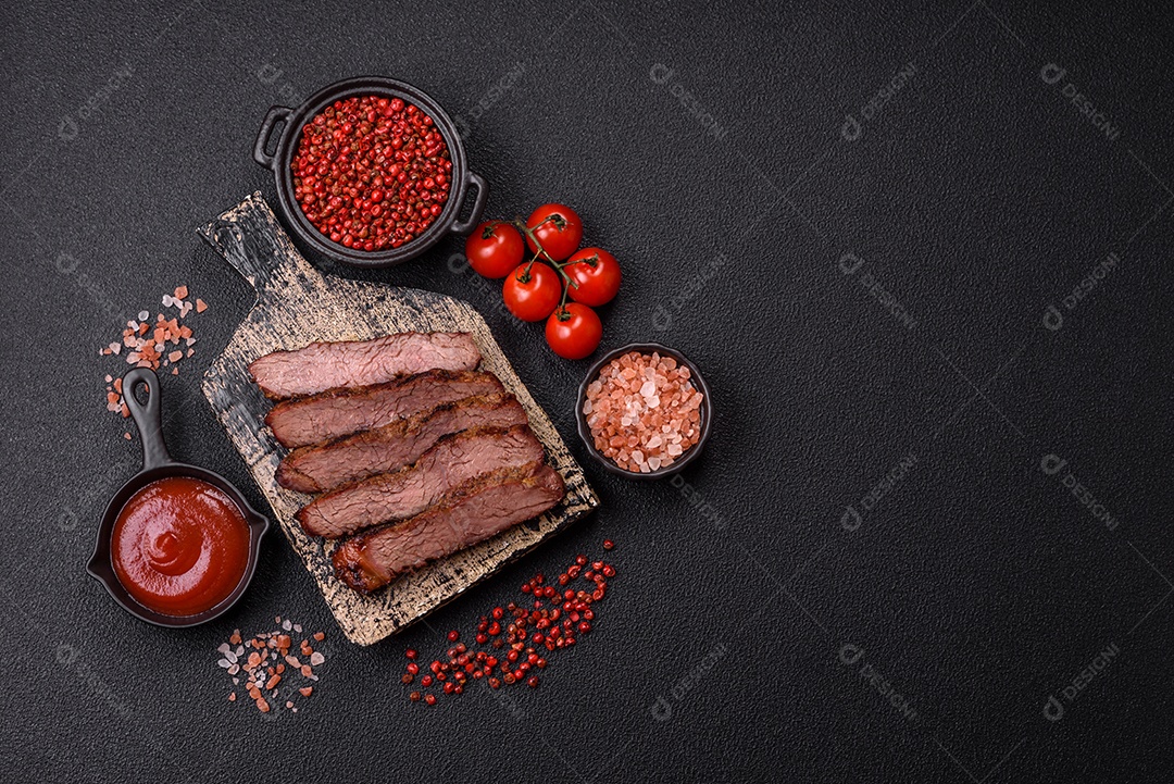 A imagem mostra um lombo suíno assado e fatiado.