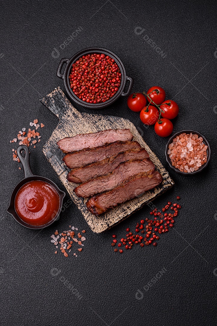 A imagem mostra um lombo suíno assado e fatiado.