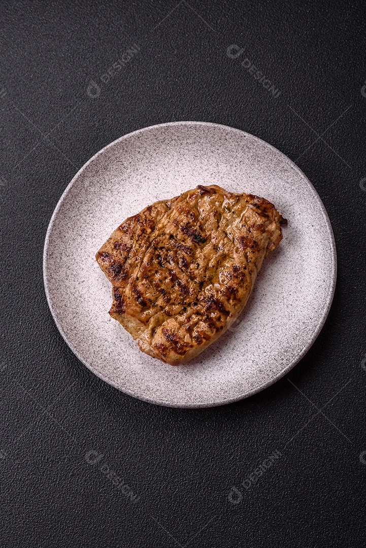 A imagem mostra um lombo suíno assado e fatiado.