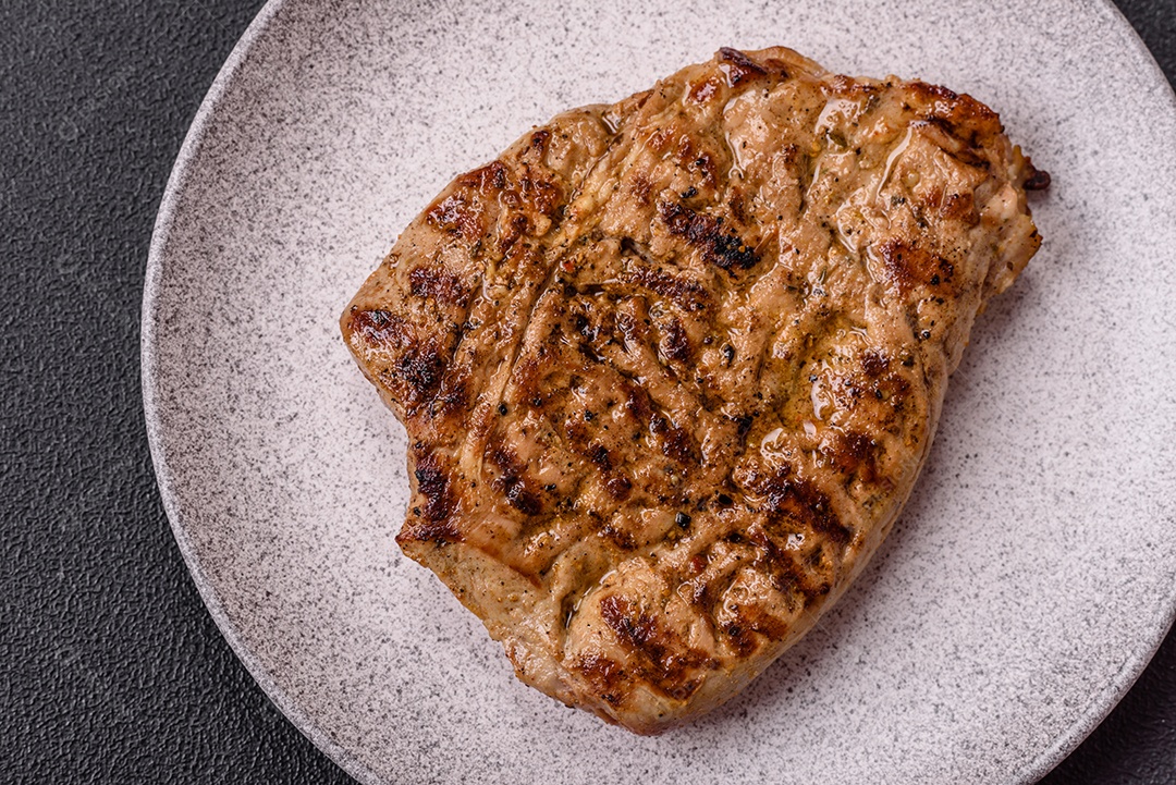 A imagem mostra um lombo suíno assado e fatiado.