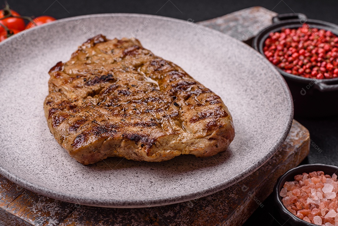 A imagem mostra um lombo suíno assado e fatiado.