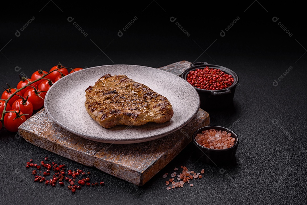 A imagem mostra um lombo suíno assado e fatiado.