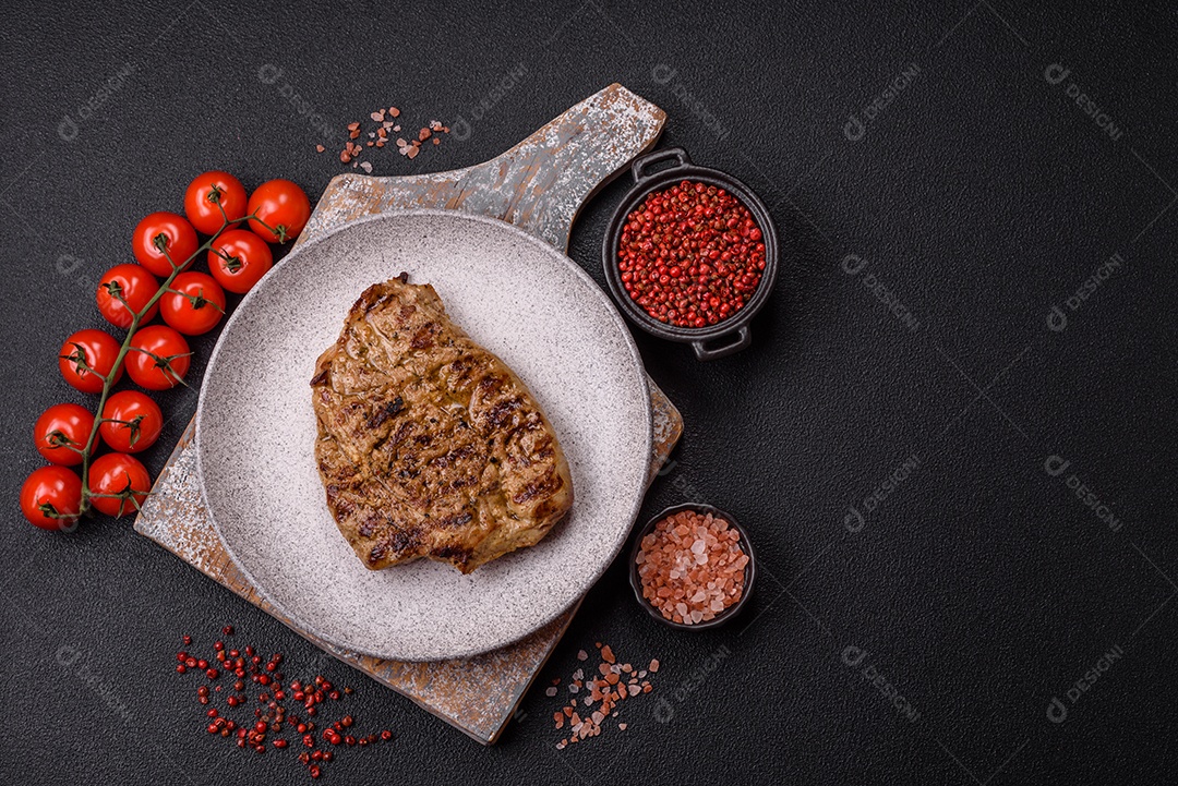 A imagem mostra um lombo suíno assado e fatiado.