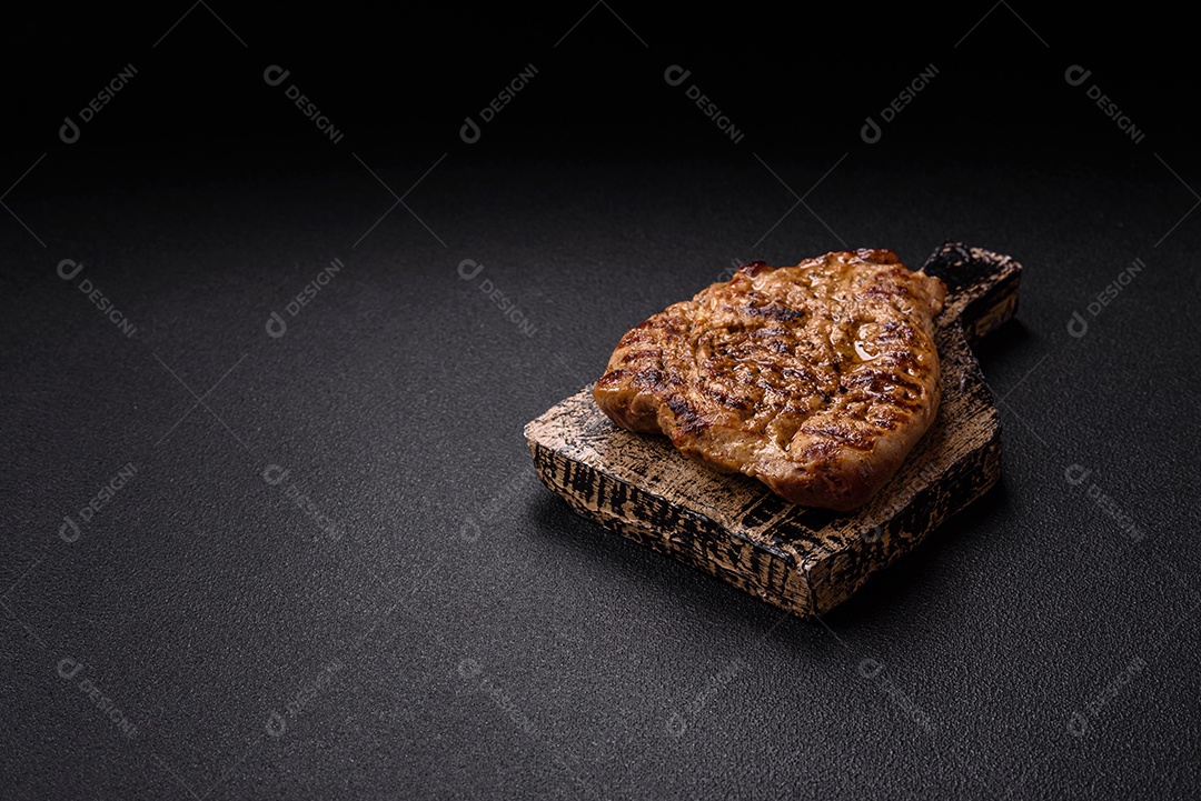 A imagem mostra um lombo suíno assado e fatiado.