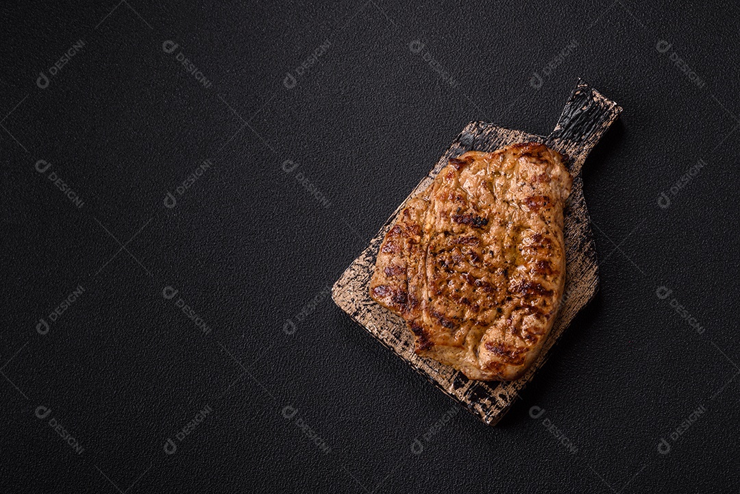 A imagem mostra um lombo suíno assado e fatiado.