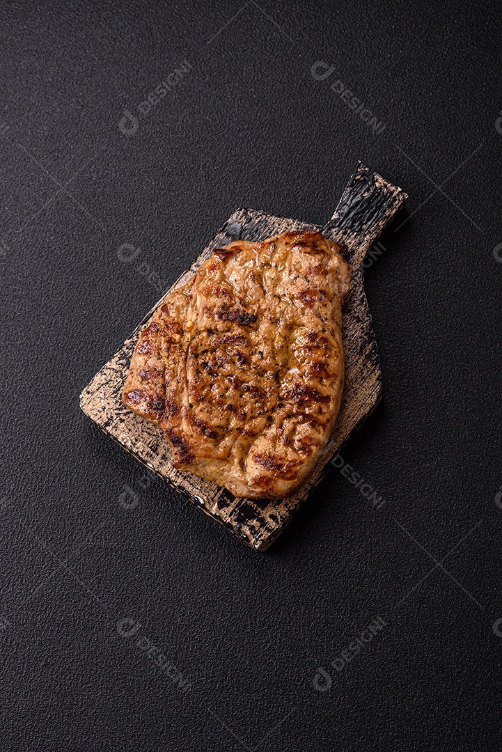 A imagem mostra um lombo suíno assado e fatiado.