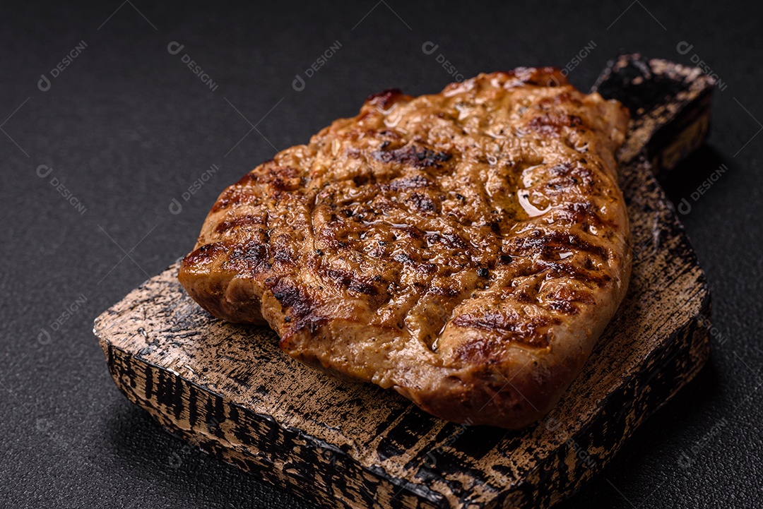 A imagem mostra um lombo suíno assado e fatiado.