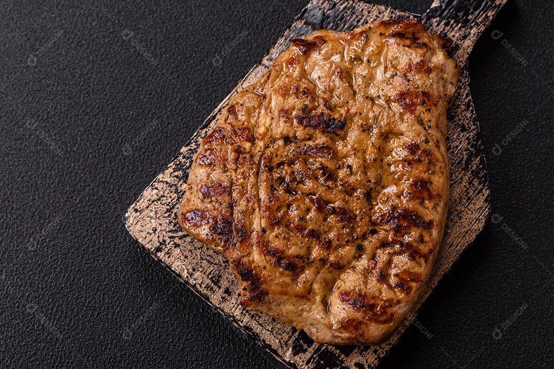 A imagem mostra um lombo suíno assado e fatiado.