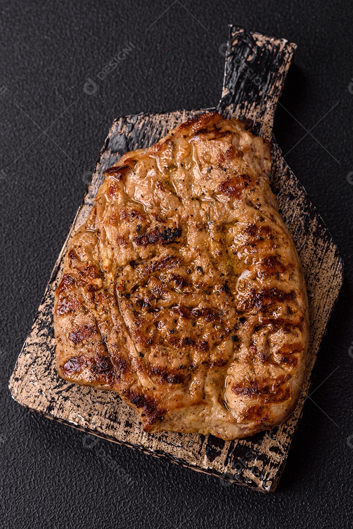 A imagem mostra um lombo suíno assado e fatiado.