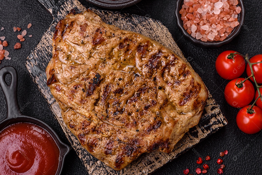 A imagem mostra um lombo suíno assado e fatiado.