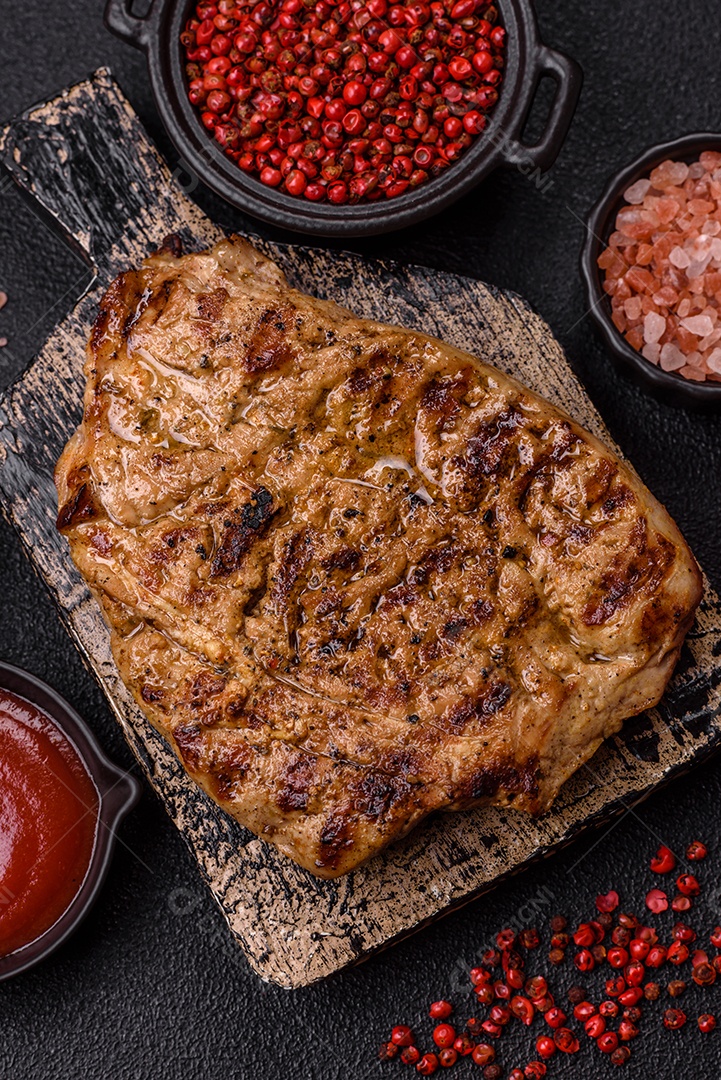 A imagem mostra um lombo suíno assado e fatiado.