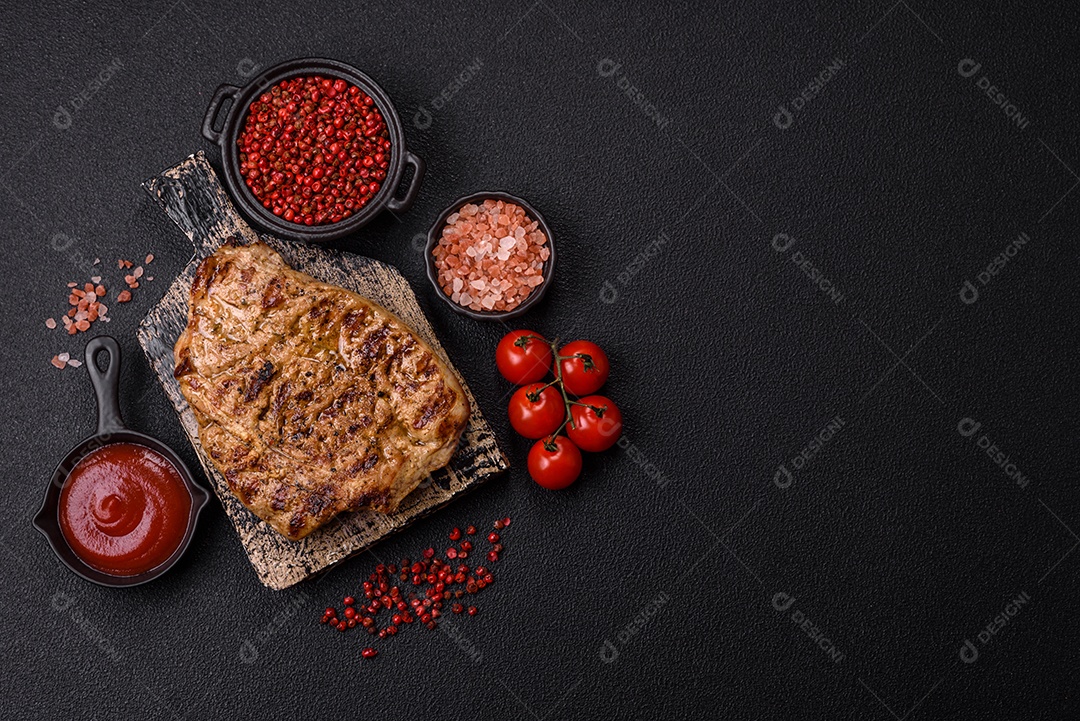 A imagem mostra um lombo suíno assado e fatiado.