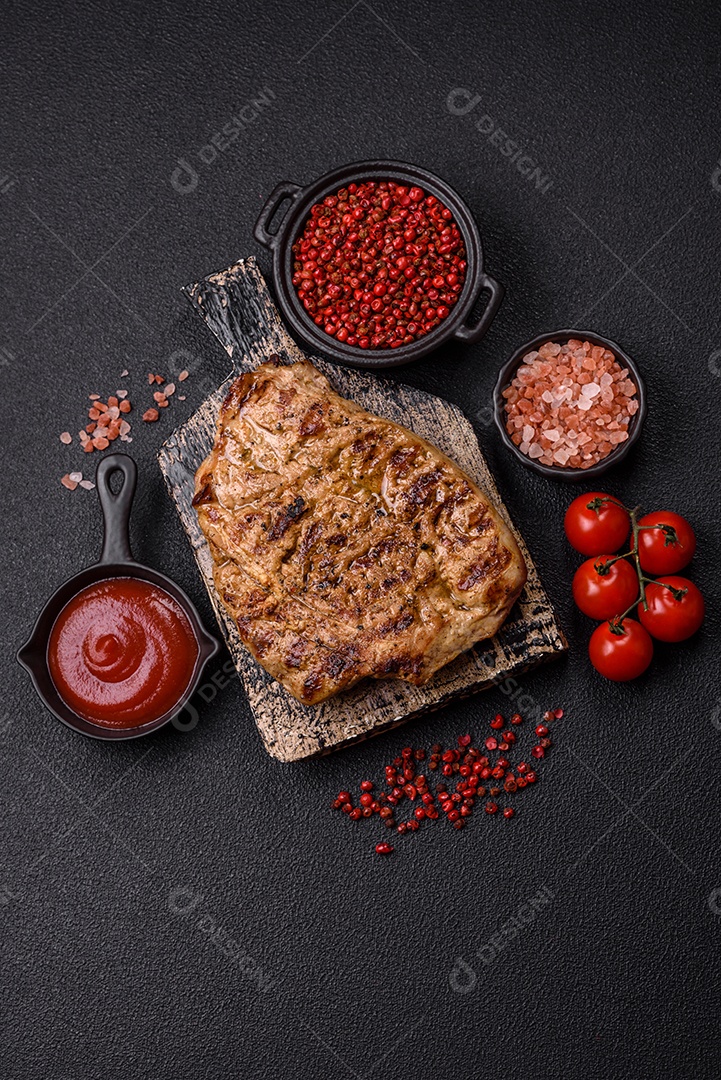 A imagem mostra um lombo suíno assado e fatiado.