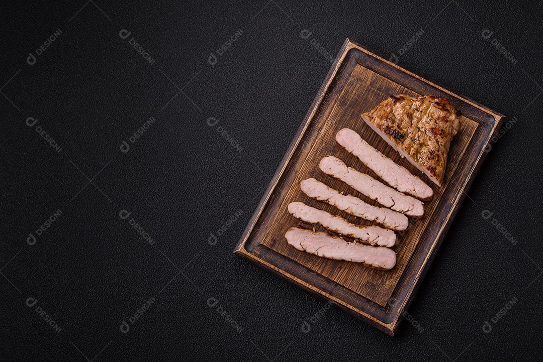 A imagem mostra um lombo suíno assado e fatiado.