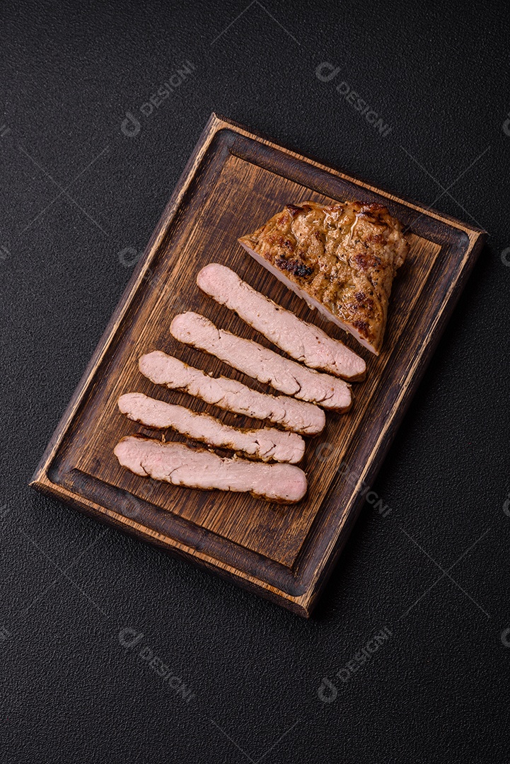 A imagem mostra um lombo suíno assado e fatiado.