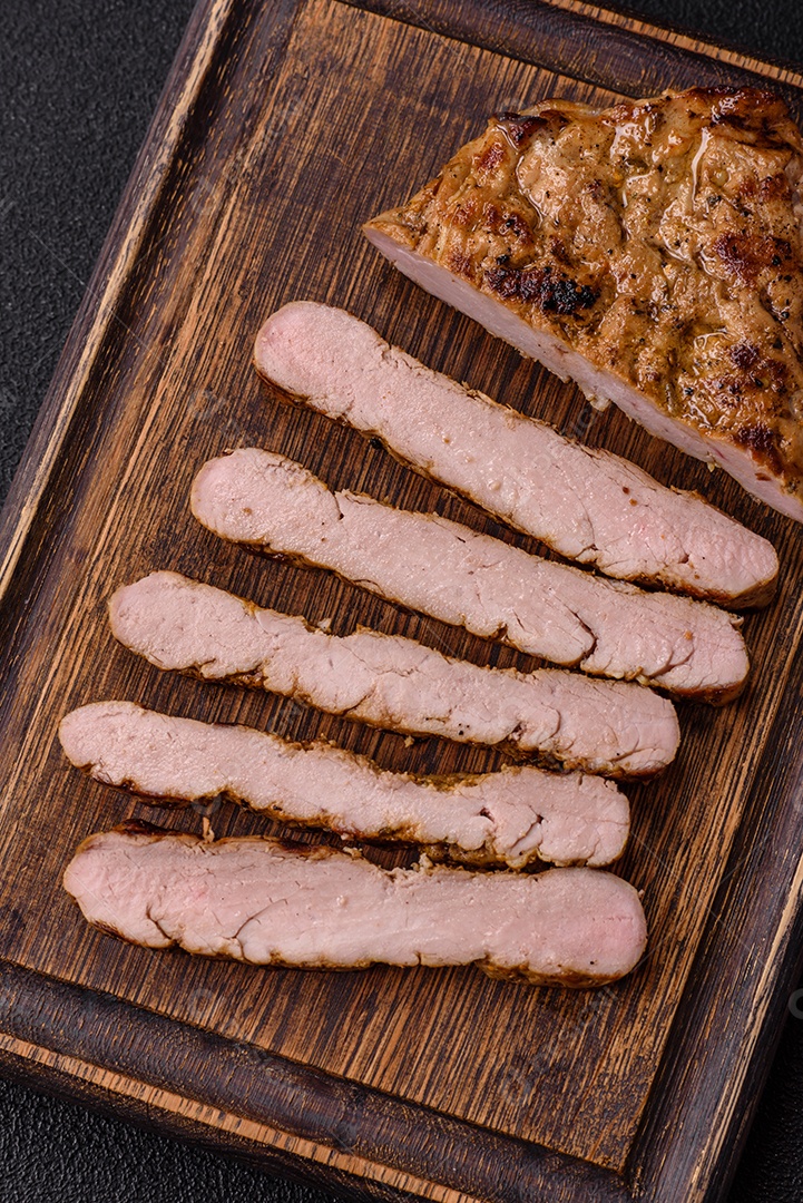 A imagem mostra um lombo suíno assado e fatiado.