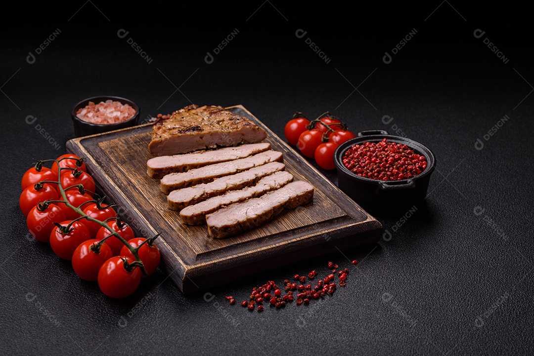 A imagem mostra um lombo suíno assado e fatiado.