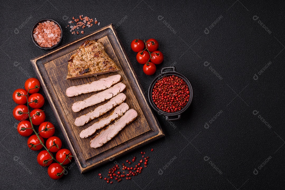 A imagem mostra um lombo suíno assado e fatiado.