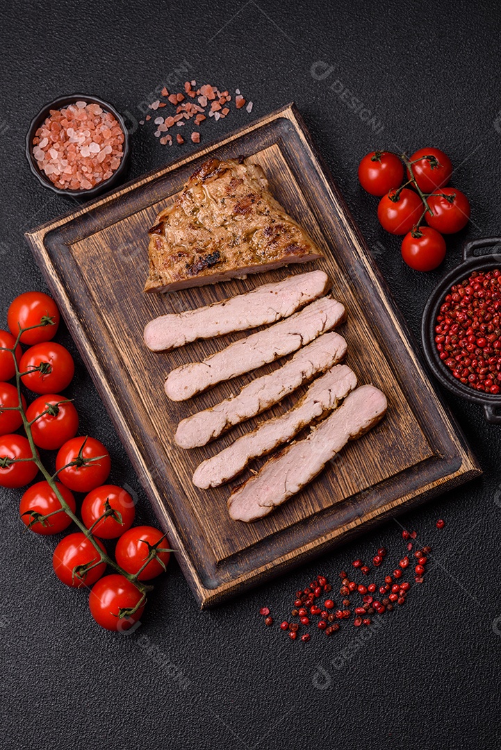 A imagem mostra um lombo suíno assado e fatiado.