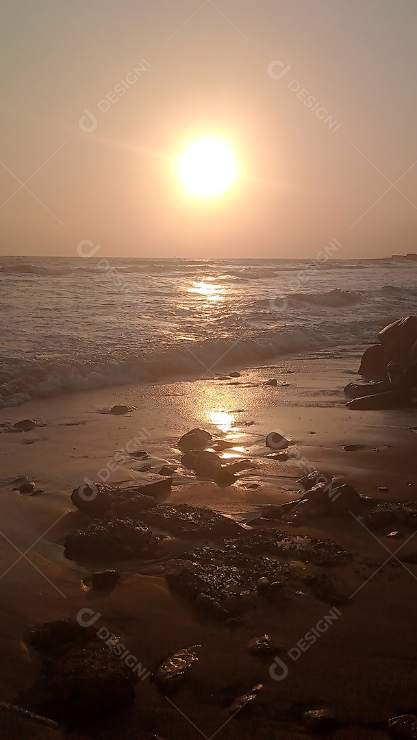 Linda paisagem de praia ondas calmas