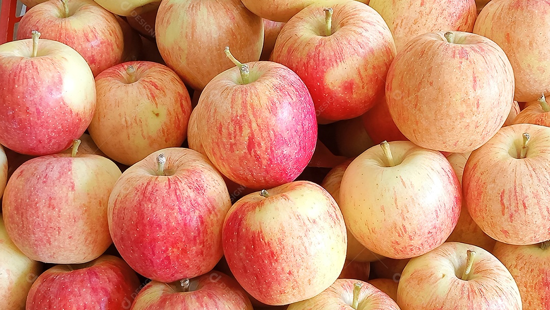 Saborosas maçãs pilhadas