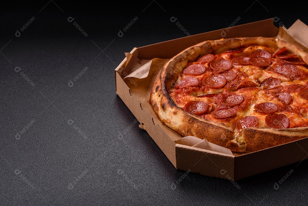 A imagem mostra uma fatia de pizza de calabresa, um prato popular na culinária italiana