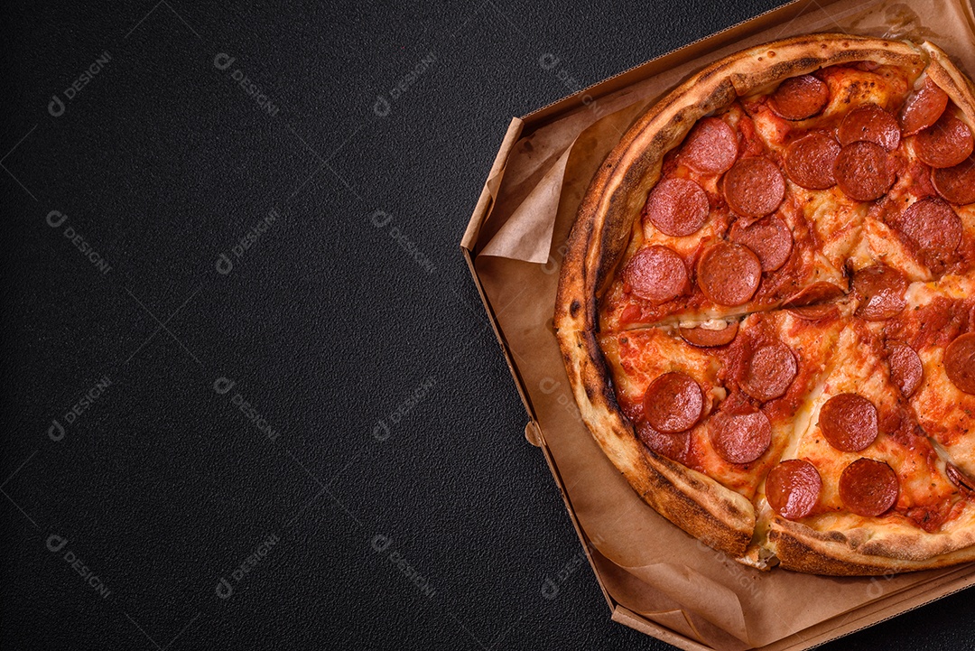 A imagem mostra uma fatia de pizza de calabresa, um prato popular na culinária italiana