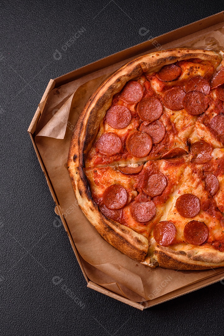 A imagem mostra uma fatia de pizza de calabresa, um prato popular na culinária italiana