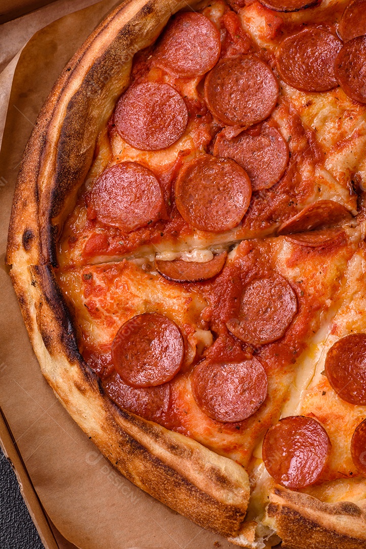 A imagem mostra uma fatia de pizza de calabresa, um prato popular na culinária italiana