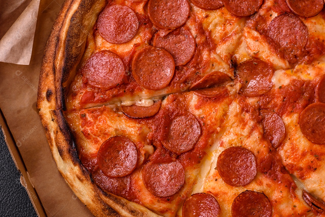 A imagem mostra uma fatia de pizza de calabresa, um prato popular na culinária italiana