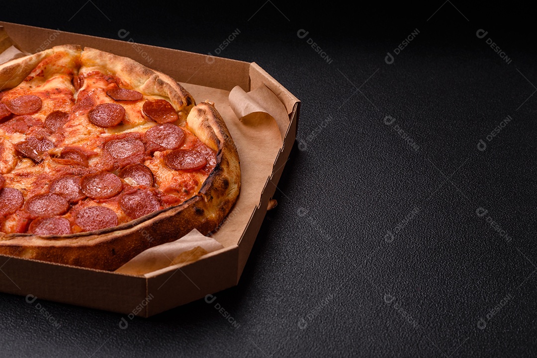 A imagem mostra uma fatia de pizza de calabresa, um prato popular na culinária italiana