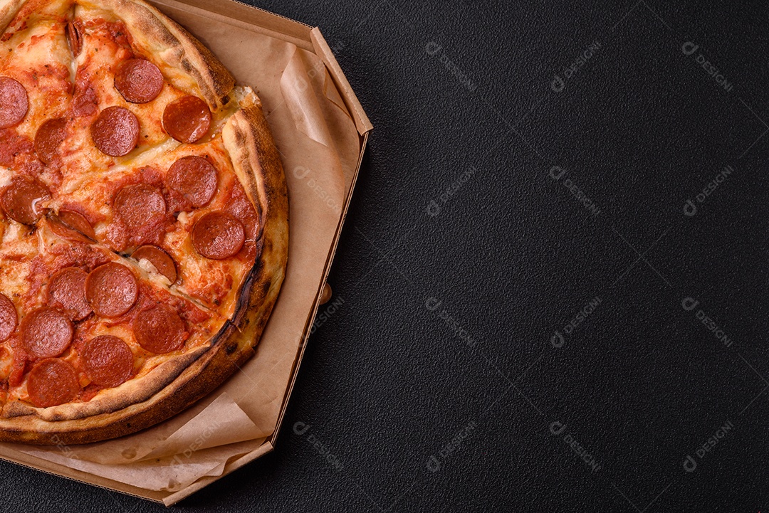 A imagem mostra uma fatia de pizza de calabresa, um prato popular na culinária italiana