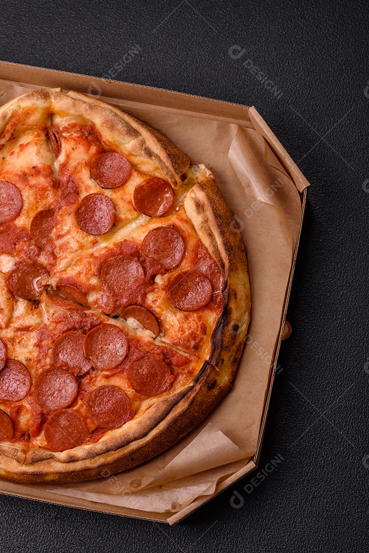 A imagem mostra uma fatia de pizza de calabresa, um prato popular na culinária italiana