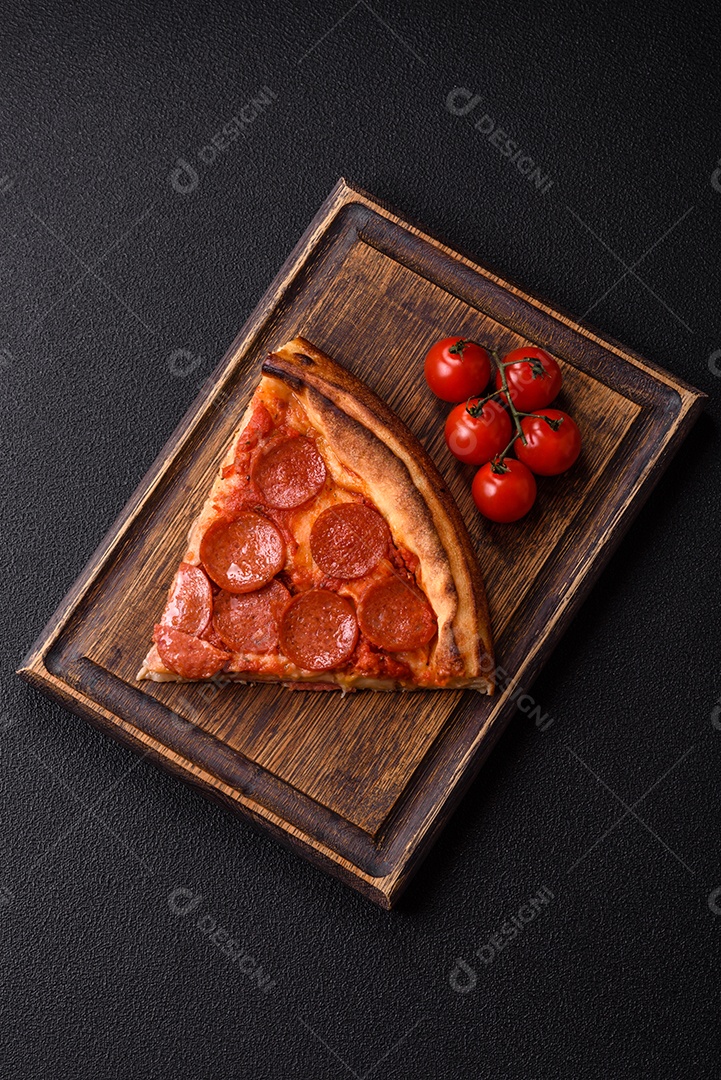 A imagem mostra uma fatia de pizza de calabresa, um prato popular na culinária italiana