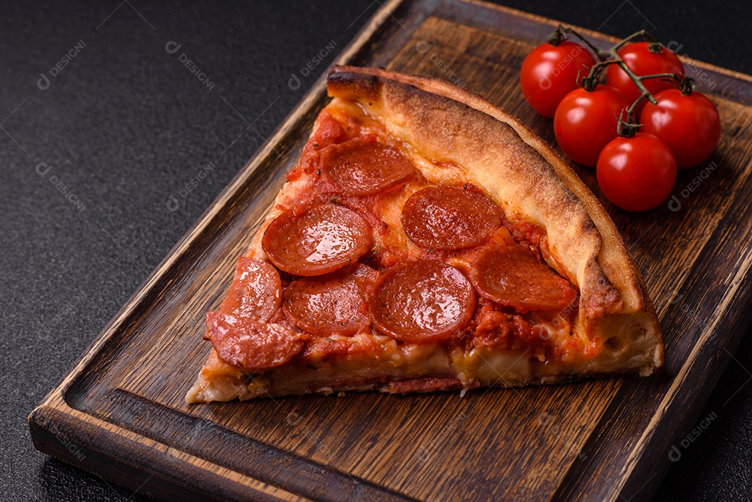 A imagem mostra uma Pizza Margherita, um clássico da culinária italiana.