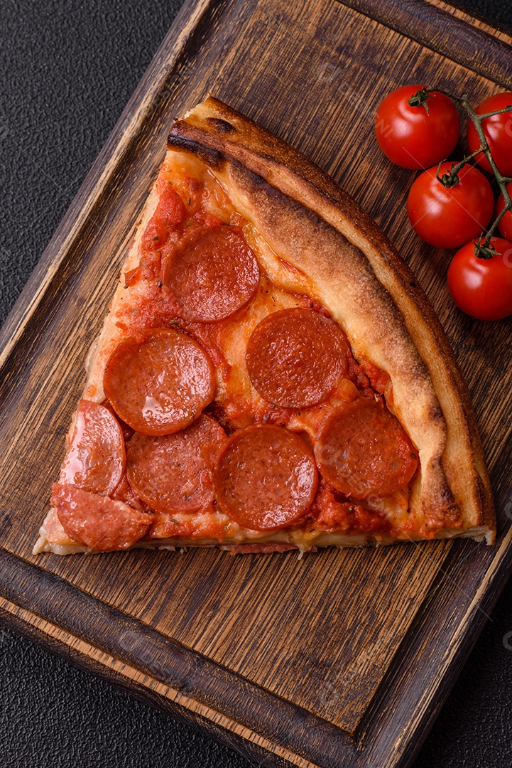 A imagem mostra uma Pizza Margherita, um clássico da culinária italiana.