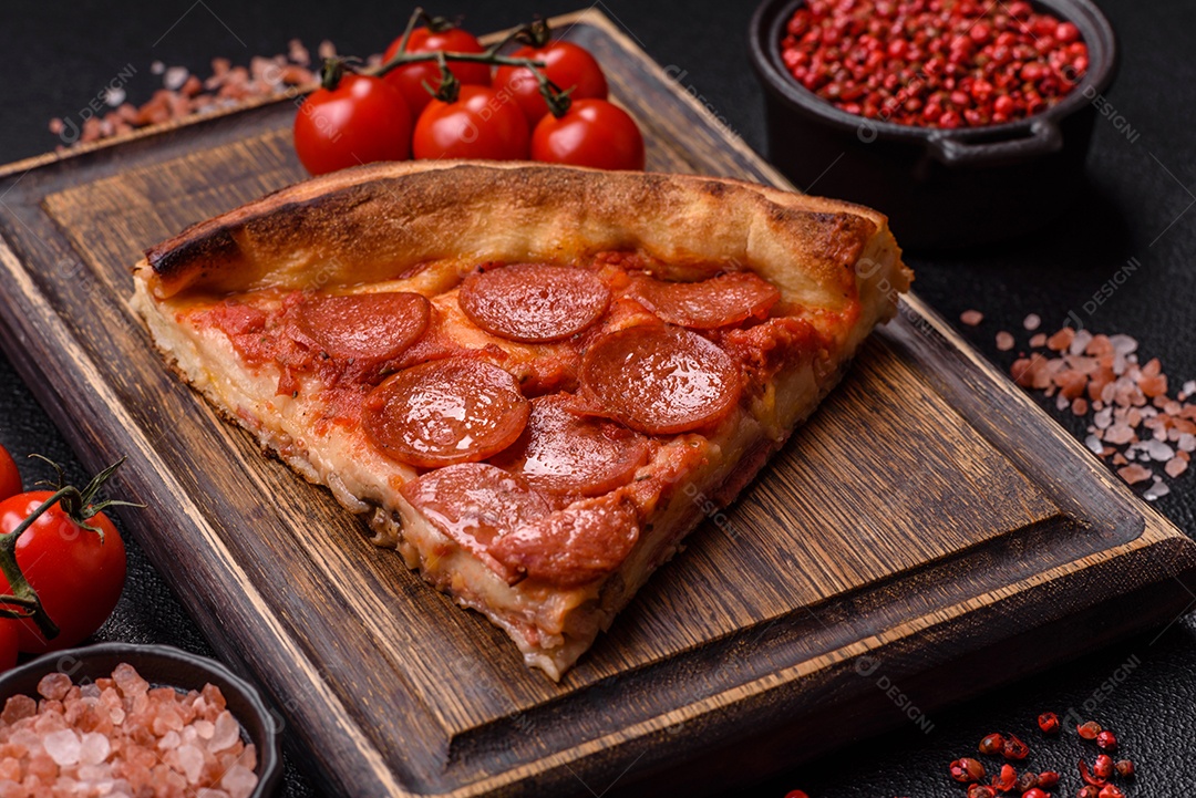 A imagem mostra uma Pizza Margherita, um clássico da culinária italiana.