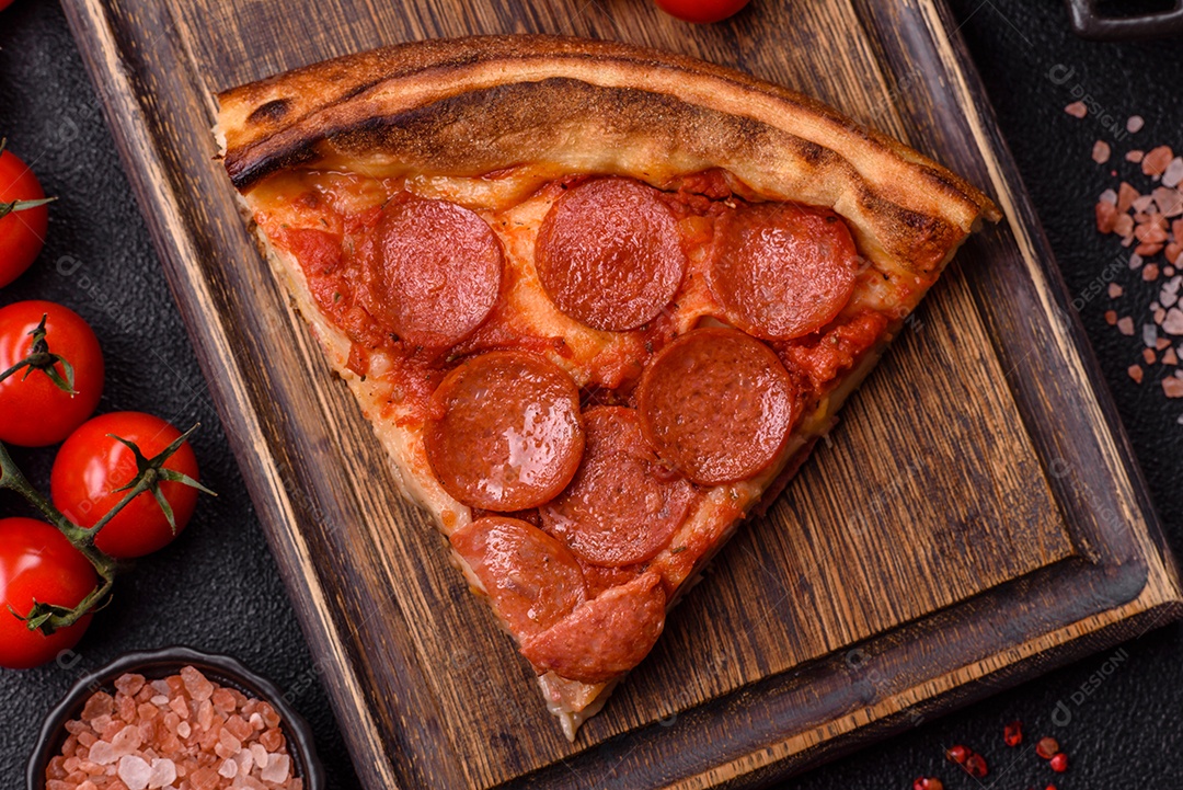 A imagem mostra uma fatia de pizza de calabresa, um prato popular na culinária italiana