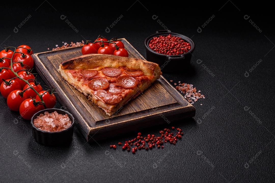 A imagem mostra uma fatia de pizza de calabresa, um prato popular na culinária italiana