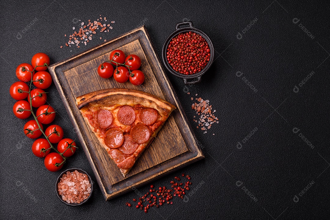A imagem mostra uma fatia de pizza de calabresa, um prato popular na culinária italiana