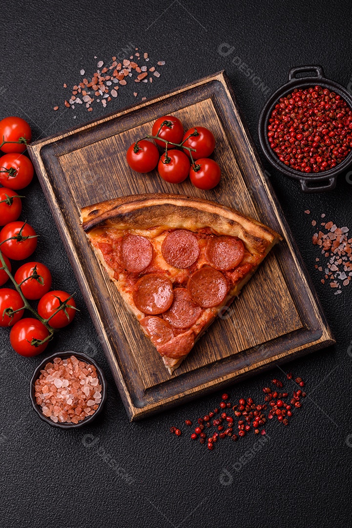 A imagem mostra uma Pizza Margherita, um clássico da culinária italiana.