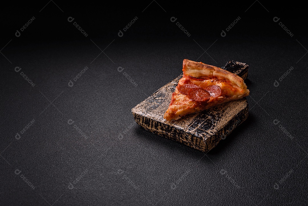 A imagem mostra uma Pizza Margherita, um clássico da culinária italiana.