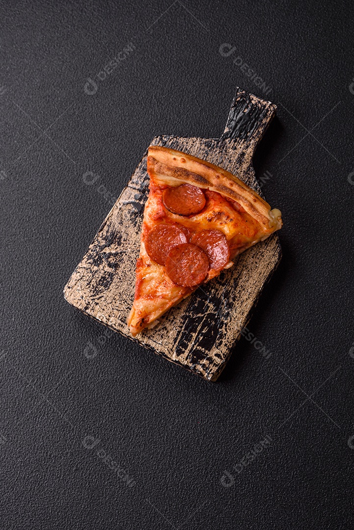 A imagem mostra uma Pizza Margherita, um clássico da culinária italiana.