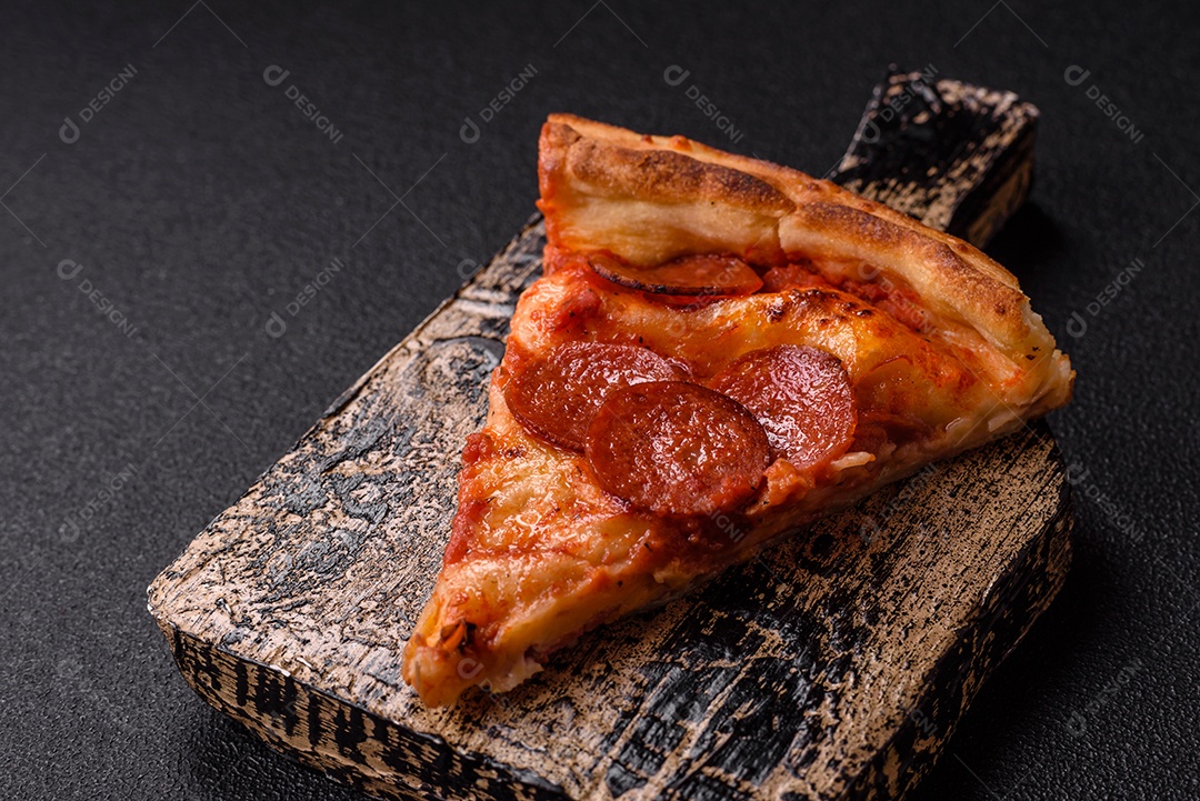 A imagem mostra uma Pizza Margherita, um clássico da culinária italiana.