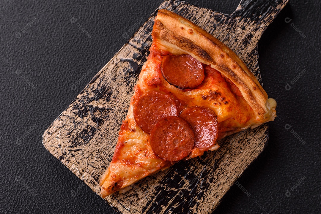 A imagem mostra uma Pizza Margherita, um clássico da culinária italiana.