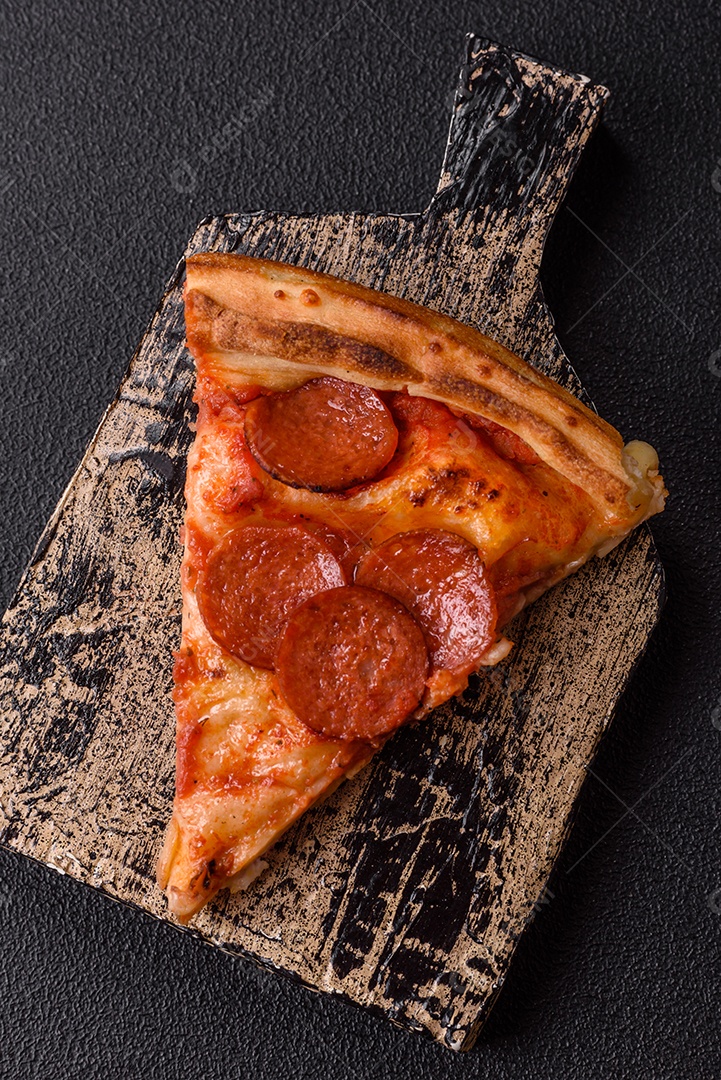 A imagem mostra uma Pizza Margherita, um clássico da culinária italiana.