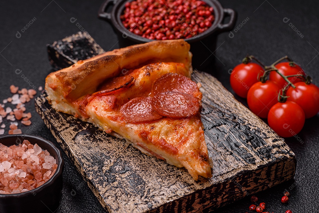 A imagem mostra uma Pizza Margherita, um clássico da culinária italiana.