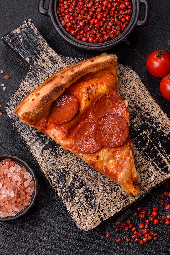 A imagem mostra uma Pizza Margherita, um clássico da culinária italiana.